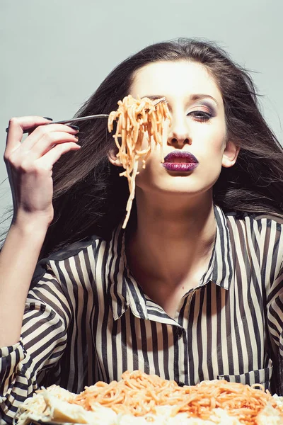 Espaguete em garfo. Menina guardando garfo com espaguete. Jovem mulher comendo macarrão italiano — Fotografia de Stock