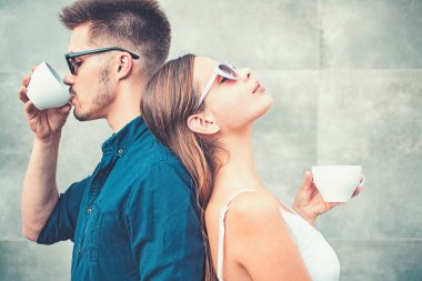 En iyi kahve Tarih zevk. Kız ve erkek arkadaşı espresso ya da ikinci içki var. Çift aşk açık kahve iç. İki kadın ve erkekle kahve fincanı. Theres her Kupası'nda küçük bir aşk