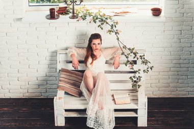 Romantik yazar adlı şiir kitabı. Moda kadın modeli kitap okumak. Güzel kız beyaz gelinlik ve retro saç modeli. bahar ya da yaz kız bankta sakin ol. Güzellik ve moda vintage tarzı bakmak