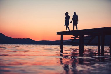 Romantik Tarih ve aşk ilişkileri yaz günü birlikte zevk çift. Romantik Tarih Çift silueti.