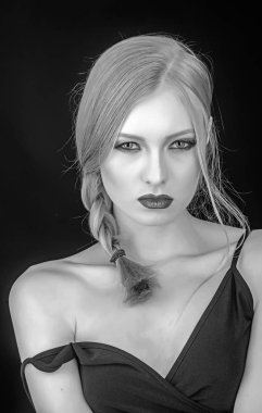 PIGTAIL sarışın saçlı kız. Makyaj göz ve cilt bakımı şehvetli kız. Seksi kadın siyah izole sarı saçlı. Kuaför ve güzellik salonu. Manken makyaj ve şık bir saç modeli ile.