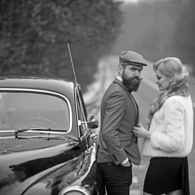 Tatil ve seyahat kavramı. Çiftin aşk retro araba, tatil.