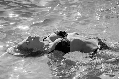 Maldivler veya Miami beach. Yaz tatili ve okyanus seyahat. Kadının güzelliği spa yüzme havuzunda rahatlayın. Karayip Denizi Bahamalar üzerinde seksi kadın.