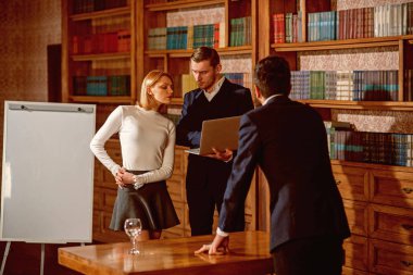 Ekip çalışması kavramı. Ekip çalışması içinde hareket. Kütüphanede çalışma öğrencilerin takım çalışması. Bir grup insan mükemmel takım çalışması sonucu ver. Birlikte