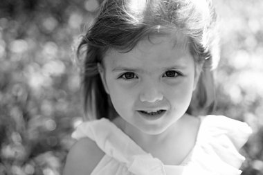 Güneşli bahar, küçük kız. yüz cilt bakımı. çiçekler alerjisi. Küçük çocuk. Doğal güzellik. Çocuk günü. Bahar. hava tahmini. Yaz kız moda. Mutlu çocukluk. Bahar rüzgar zevk