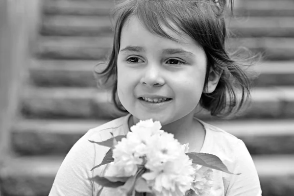 Du är så vacker. ansikte hudvård. allergi mot blommor. Sommar flicka mode. Lycklig barndom. Liten flicka i soliga våren. Springtime. Väderprognos. Små barn. Naturlig skönhet. Barnens dag — Stockfoto