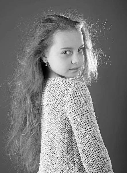 Ela tem um grande estilo. menina pequena com cabelo comprido. Retrato de moda da menina. Beleza. Cabeleireiro infantil. Cuidados com a pele e cabelo. infância de criança feliz. Olhando na moda — Fotografia de Stock