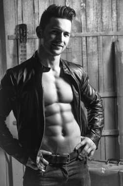 Kaslı adam gitar ile