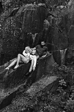 Gitmek için yeni yer hakkında düşünme. İki yaz tatilde aşık. Şehvetli çift tatil gezisinde. Seksi kadın ve doğal peyzaj üzerinde sakallı adam. Aşk ve romantizm çift zevk