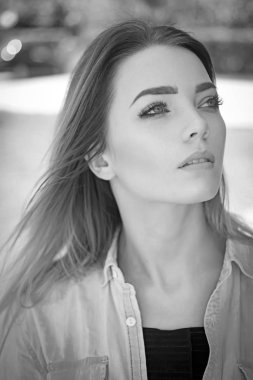 İdeal bir model. Seksi kadınla duygusal bak. Visage cilt bakımı ve makyaj. Güzellik ve moda Cilt Bakımı model bak. Seksi makyaj ve uzun saçlı güzel kadın. Onun iç güzelliği parlar aracılığıyla