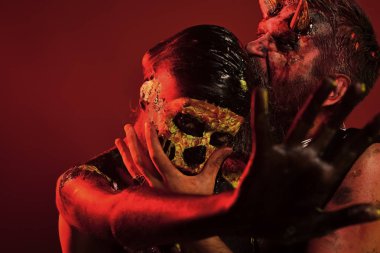 Halloween çift ile el kırmızı zemin üzerine bırak.