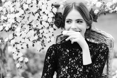 ağız beyaz çiçek gülümseyen kadın