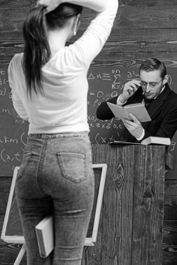 Bacaklarının arasında bir kitap ve bir at kuyruğu yapmak bulanık dönüş geri kız. Profesör duran Kürsüsü, kitap okuma