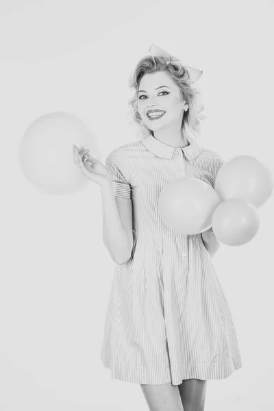 Pinup flicka i klänning poserar med ballong — Stockfoto