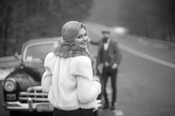 Foto chica, un hombre y un coche retro . — Foto de Stock