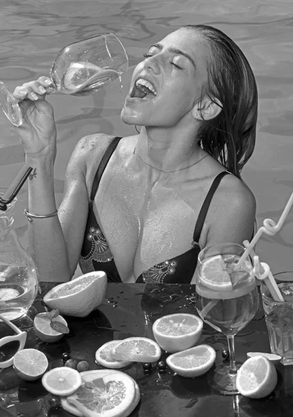 Trinken Sie frischen Vitaminsaft, Diät. Frau trinkt Cocktail im Schwimmbad. — Stockfoto