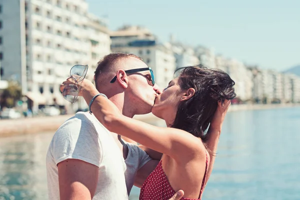 Donna sexy e uomo in acqua di mare. sexy donna bacio fidanzato soleggiato estate all'aperto . — Foto Stock