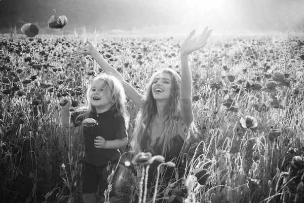 Amor y familia, feliz madre e hijo en el campo de amapola —  Fotos de Stock