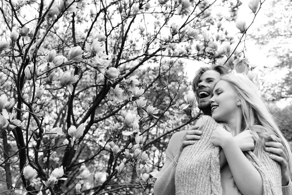 Romantiska par i kärlek i vårträdgård på Blommande magnolia — Stockfoto