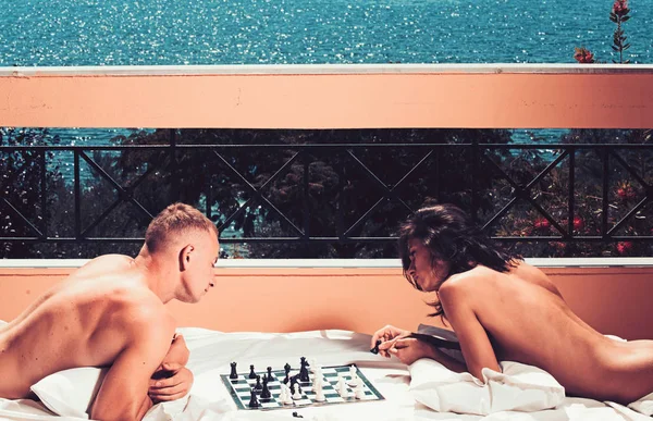 年轻夫妇下棋, 而在阳台上放松. — 图库照片