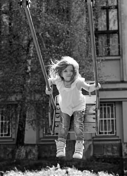 Παιδική χαρά στο πάρκο. παιδική ηλικία ονειροπόληση .teen ελευθερία. Ευτυχισμένος κορίτσι γέλιο παιδιού στην κούνια. Μικρό παιδί παίζει το καλοκαίρι. Ρομαντικό κοριτσάκι για τα swing, γλυκά όνειρα. Απολαμβάνοντας κάθε στιγμή — Φωτογραφία Αρχείου