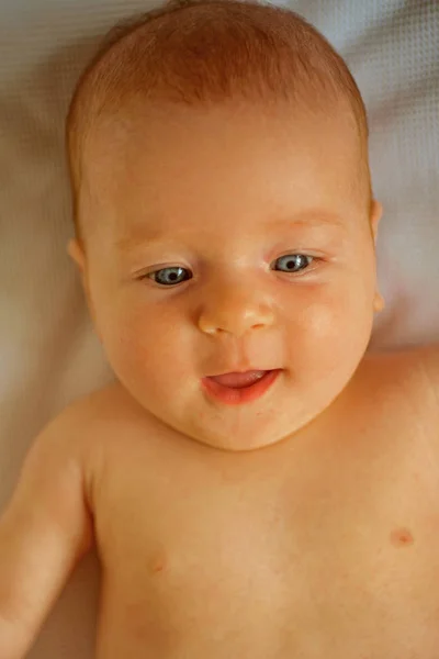 Ragazza o ragazzo appena nato felice. Assistenza sanitaria per il bambino felice. Nascita e fertilità. Il tasso di natalità sale. Un bambino felice ha gli occhi lucenti. Benvenuto nel mondo, piccolo neonato — Foto Stock
