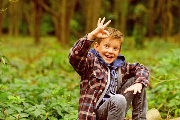 Czuję się ok. Mały chłopiec Pokaż znak ok. Szczęśliwy małego chłopca. Mały chłopiec Goście mogą spędzić dzień w lesie. Spokojnie, wszystko jest ok — Zdjęcie stockowe