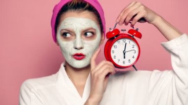 Portre çekici genç kadın modeli uygulanan kozmetik çamur cilt üzerinde. Spa kavramı. Sağlıklı yaşam ve Spa kavramı. Kadın giyen yüz maskesi. Kozmetik maskesi yüzünde güzel kız.