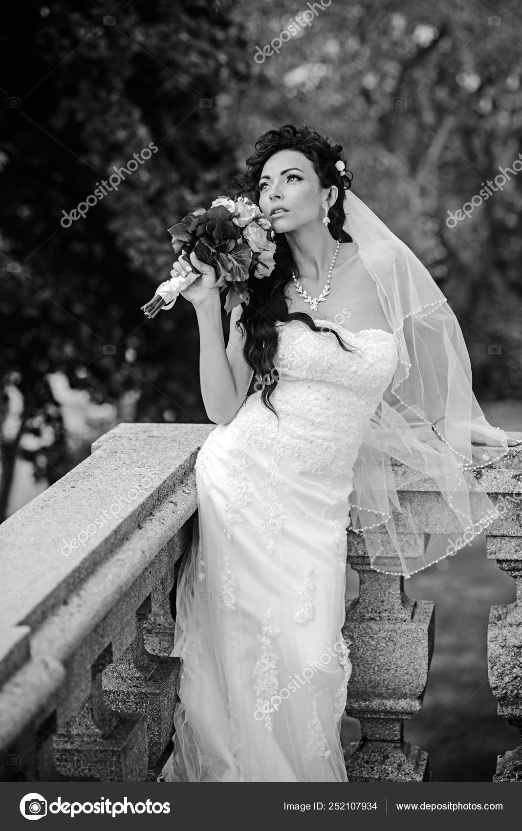 Невеста В Моде Белое Платье И Вуаль. Чувственная Женщина Со.