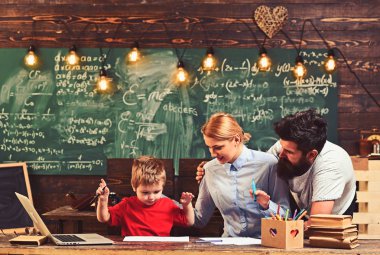 Dahi bebek ailesi ile dreawing tadını çıkarın. Dahi oğlu çalışma anne ve baba, yaratıcılık ile boyama