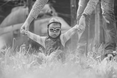 Oğlum Bebek annesi ile el ele tutuşarak pilot kask içinde