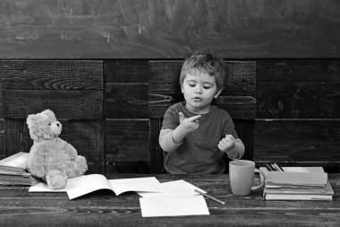 Küçük çocuk öğrenme saymak için. Numaraları el ile ekleme. Matematik dersine anaokulu