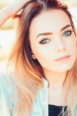 Ne güzellik. Visage Cilt Bakımı ve makyaj. Güzellik ve moda cilt bakımı model bak. Seksi makyaj ve uzun saçlı güzel kadın. Seksi kadınla duygusal bak. Onun iç güzelliği parlar aracılığıyla