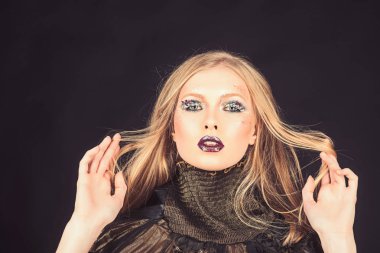 PIGTAIL sarışın saçlı kız. Manken makyaj ve şık bir saç modeli. Makyaj göz ve Cilt Bakımı şehvetli kız. Kuaför ve Güzellik Salonu. Siyah izole sarı saçlı seksi kadın.