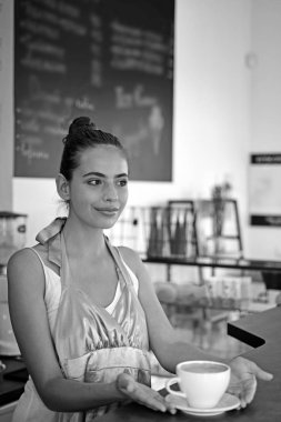 Kafede kahve bira. Kadın barista kahve dükkanında. Güzel kadın stand Cafe tezgahın arkasındaki. Barista gülümseme ile fincan sıcak kahve içecek hizmet. Bu her zaman istediğiniz şekilde kahve