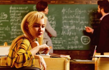 İnsanlar eğitim ve okul kavramını öğreniyor. Öğrencilerin elleri kitap ya da ders kitabı yazmayı öğreniyor. Öğrenci öğrenme tarzına uygun bir çalışma yöntemi arıyor..