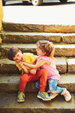 küçük kız ve erkek merdivenlerde. İlişkiler. yaz tatili ve tatil. çocukluk ilk aşk. iki küçük çocuk. Erkek ve kız. arkadaşlarım, dostluk ve aile değerleri. Sen en iyi arkadaşımsın