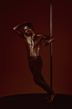 Pole dans spor. Atletik erkekleri pilon üzerinde akrobatik öğeleri gösteriyor. Metal yüzey ile seksi maço. Pilon üzerinde dans gümüş gövde sanat kaslı adam. Güçlü dansçı egzersiz kutup. Özgürlük.