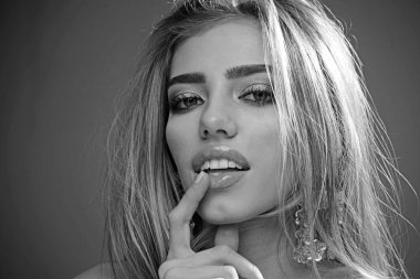 Moda arıyorsunuz. Güzellik partisi. Benim en sevdiğim küpeler. Glamour takı lüks büyük küpe. Trendy bir görünüm ile manken. Kız seksi dudak makyaj ile. Yüzündeki moda makyaj ile seksi kadın