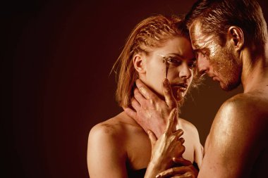 Altın spa ve cilt bakımı tedavisi. Seksi çift altın vücut sanat makyaj, kopya alanı ile. Altın kolajen maske ve güzellik. 24k altın. Erotik Oyunlar çift aşık. Erkek ve kadın ilişkileri.