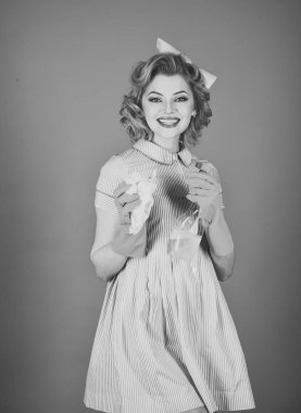 Retro kadın mavi arka plan üzerinde temizleyici.