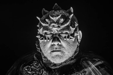 Uzaylı, iblis büyücü makyaj. Korku ve hayal kavramı. Üçüncü göz, dikenler veya siğiller olan adam. Siyah arka plan, cehennemdeki şeytanlar kapatın. Beyaz sakallı komuta sizde karanlıkta canavar gibi giyinmiş.