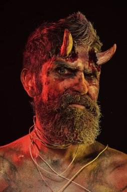 Cadılar Bayramı şeytan sakallı, kırmızı kan, yüzünde yaralar