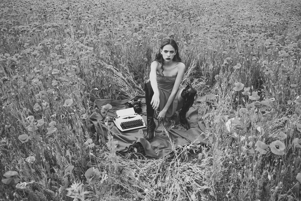 Bella giovane donna che scrive su una macchina da scrivere — Foto Stock