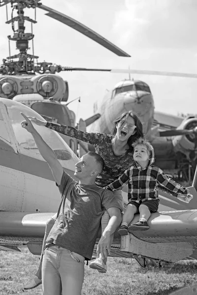 Létání na křídlech lásky. Air tour a cestování. Žena a muž s chlapcem dítě na vrtulník. Šťastné rodinné dovolené. Rodinné dvojice se synem na dovolené cestovat. Těší, v letecké dopravě — Stock fotografie