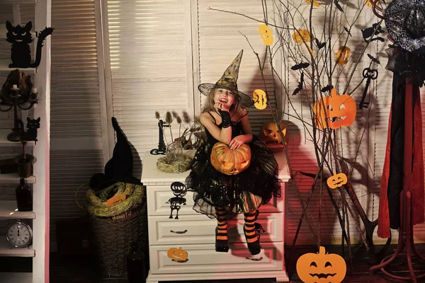 Kleine heks met Halloween decor. Kid in heks hoed — Stockfoto