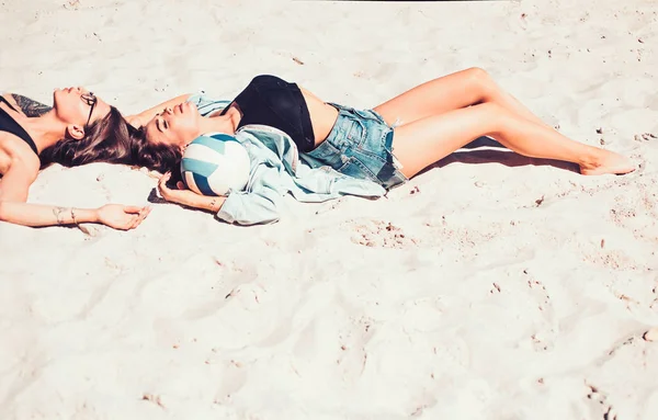 Dies ist ihre sonnige Flucht. sexy Frauen auf Sand liegen. hübsche Frauen entspannen sich an einem Sommertag. Sinnliche Frauen genießen idyllische Sommerferien. Sexi Frauen am sonnigen Strand — Stockfoto