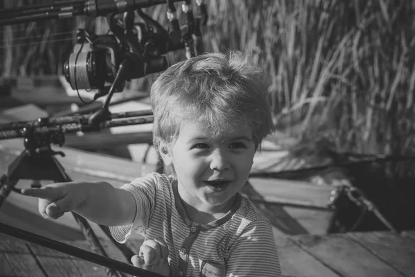 Küçük çocuk noktası parmak göl veya nehir üzerinde — Stok fotoğraf