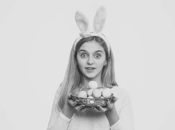 Dziewczyna z malowane jajka w koszyku, polowanie na Wielkanoc — Zdjęcie stockowe