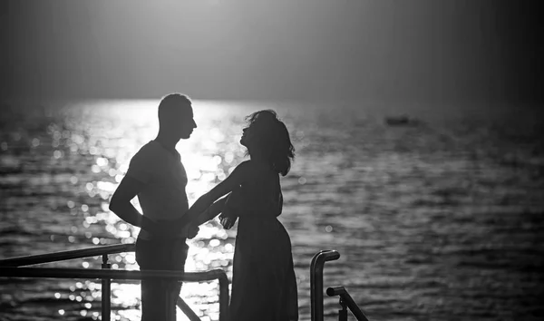 Família feliz na praia ao pôr do sol ou nascer do sol, silhueta . — Fotografia de Stock